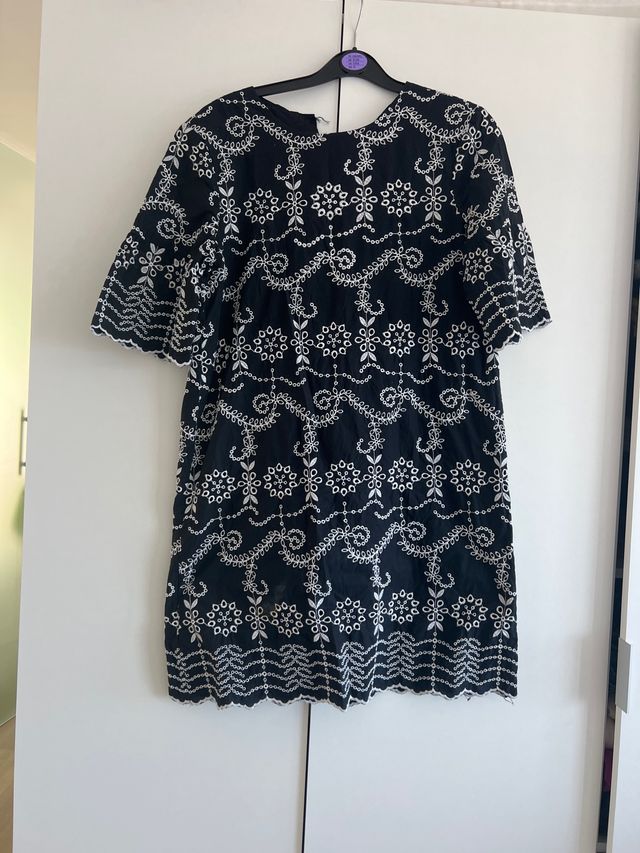 Vestido negro bordado blanco