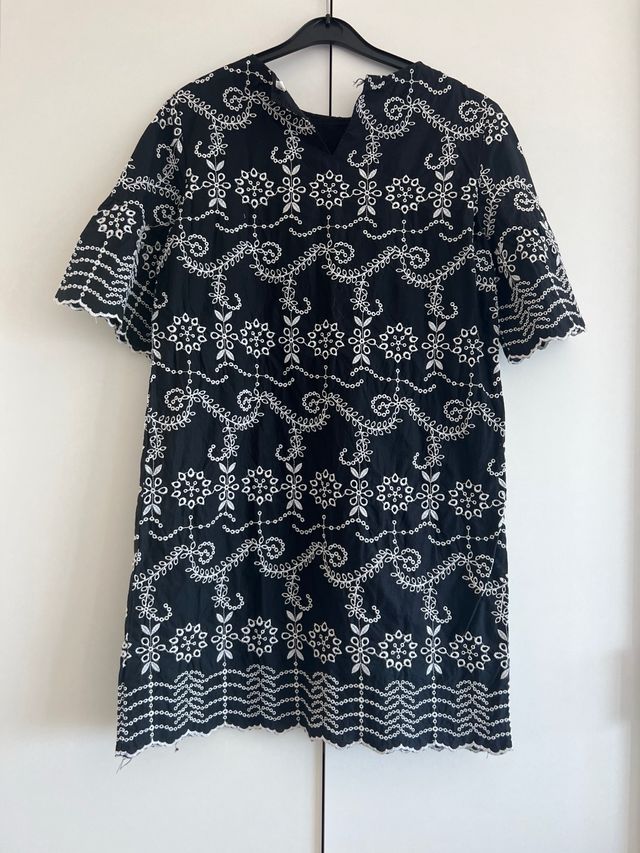 Vestido negro bordado blanco