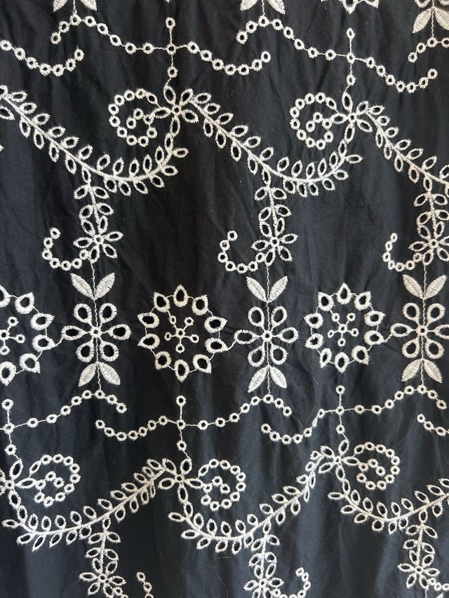 Vestido negro bordado blanco