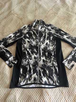 Chaqueta deportiva negra y blanca