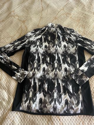 Chaqueta deportiva negra y blanca