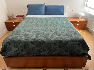 conjunto cama con arcon y mesillas de madera