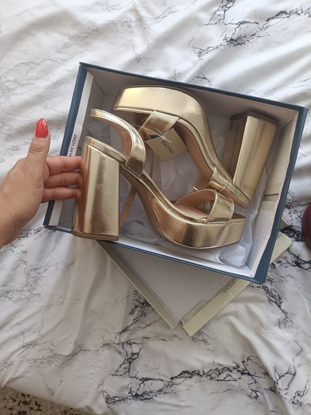 Sandalias plataforma tacón dorado