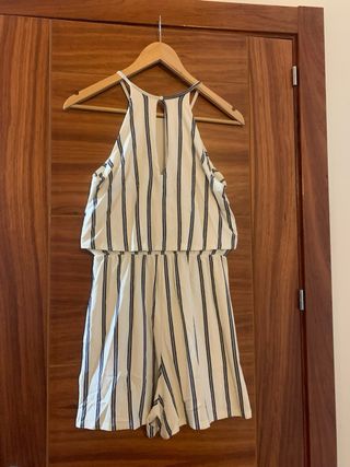 Mono corto Bershka rayas azul-blanco.