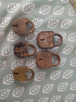 5 Candados antiguos oxidados
