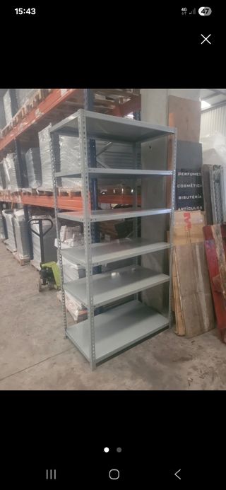 Estanterías metálicas grises