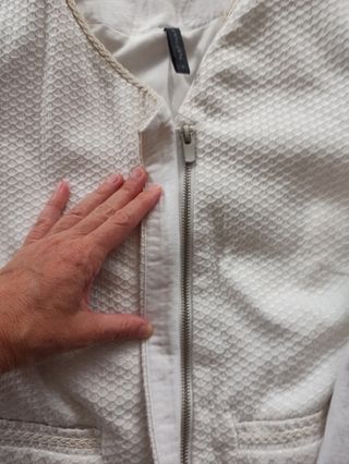 Chaqueta blanca cremalleras biker
