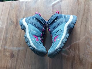 Botas trekking niña azul-rosa. Talla 28. 