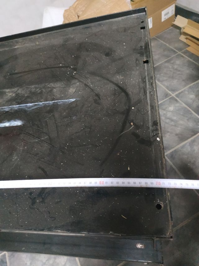 2 Armarios metálicos negros con puerta y llave.