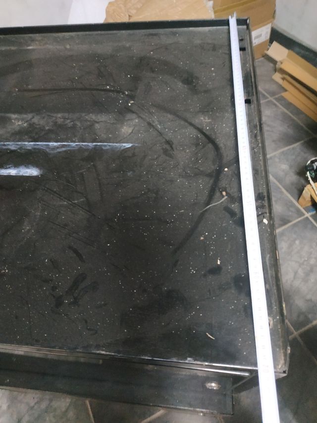 2 Armarios metálicos negros con puerta y llave.