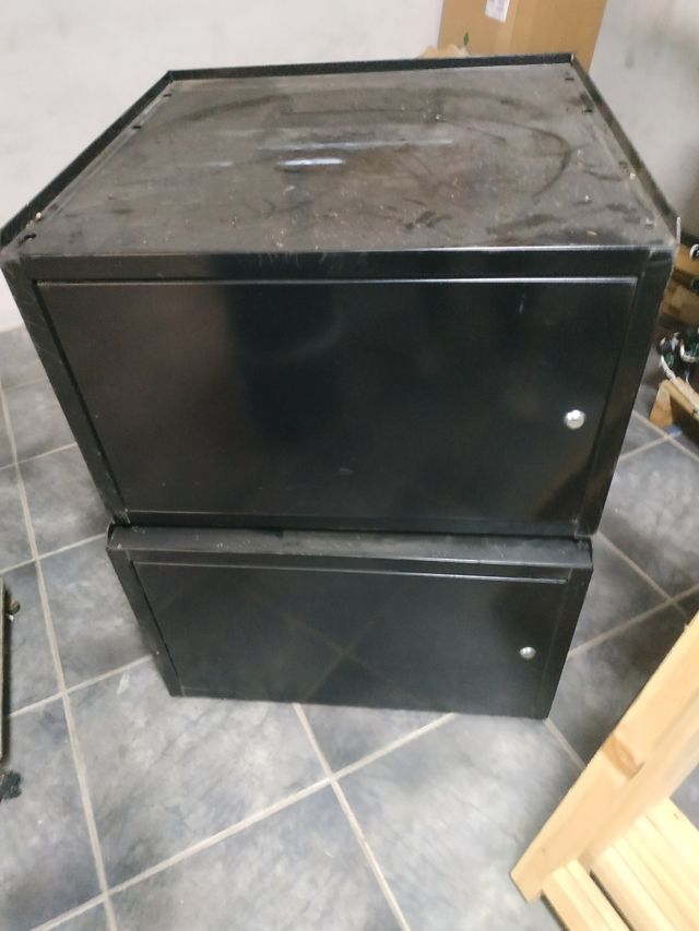 2 Armarios metálicos negros con puerta y llave.