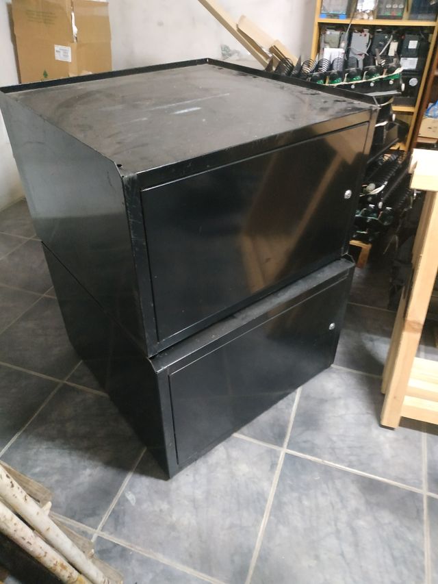 2 Armarios metálicos negros con puerta y llave.