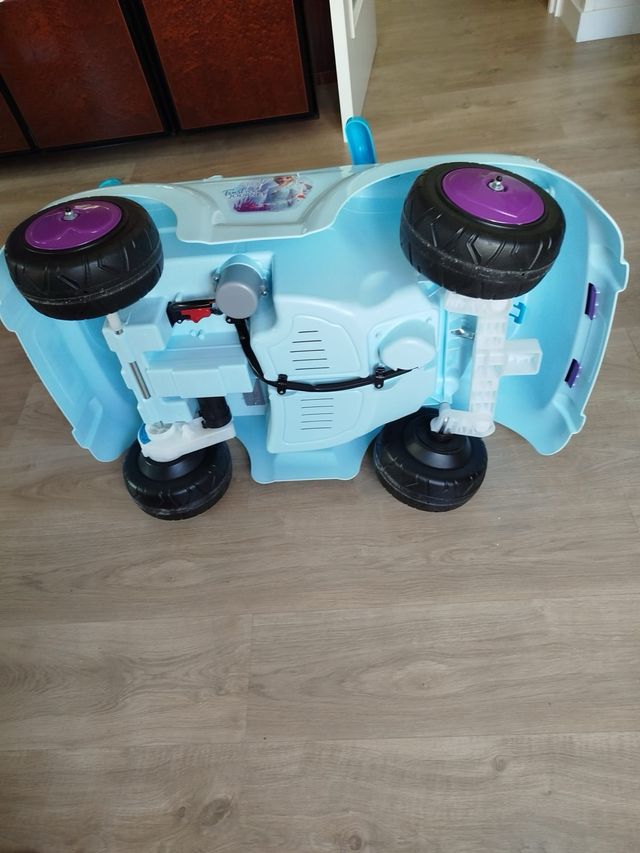 Coche infantil bateria Frozen Famosa
