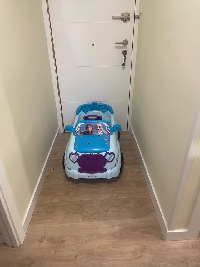 Coche infantil bateria Frozen Famosa
