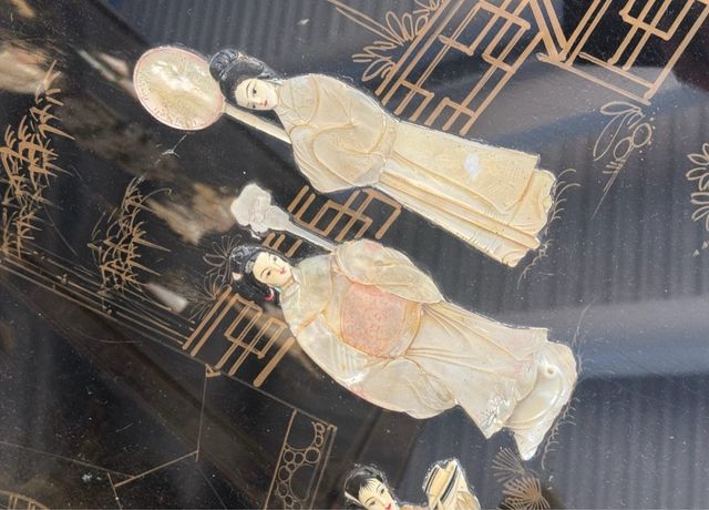 Mueble y mesa lacados chinos con relieve en nacar