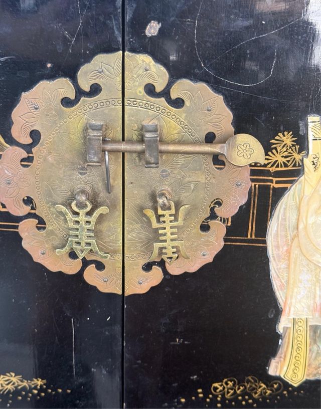 Mueble y mesa lacados chinos con relieve en nacar