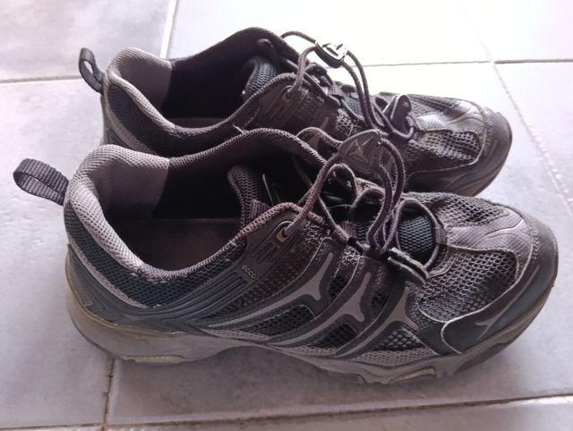 Zapatillas deportivas negras y grises