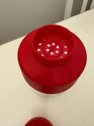 Shaker cocktail in vetro e silicone rosso