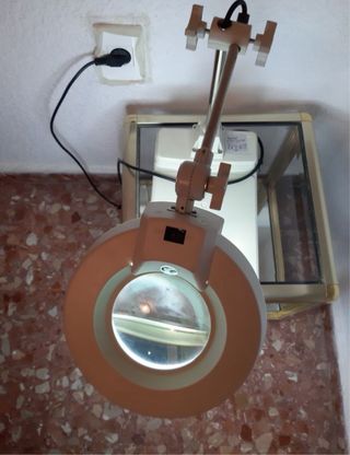 Lámpara lupa Laron con luz