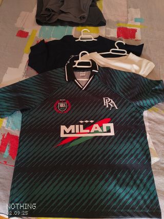 Camiseta Retro Milan Bershka - XS