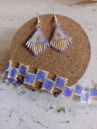 Pendientes y pulsera dorados y morados