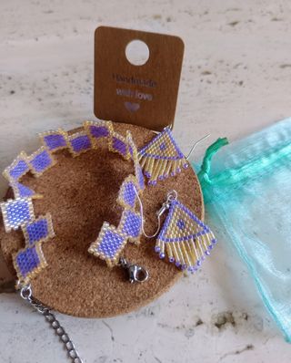 Pendientes y pulsera dorados y morados