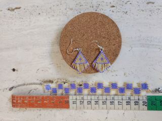 Pendientes y pulsera dorados y morados