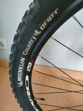 Bicicleta BPRO de montaña. Talla L. Negra y roja. 