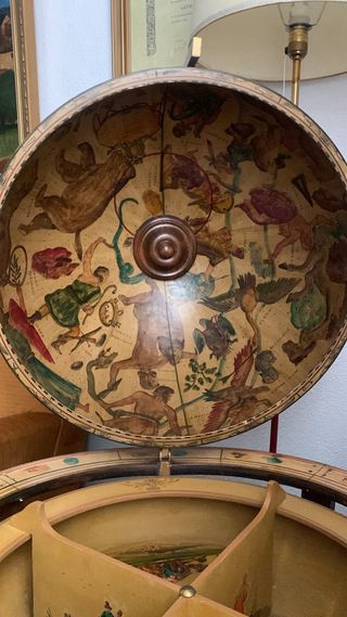 Antiguo mueble bar mapamundi