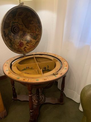 Antiguo mueble bar mapamundi