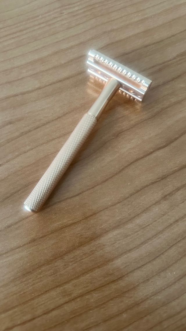 Maquinilla afeitar dorada