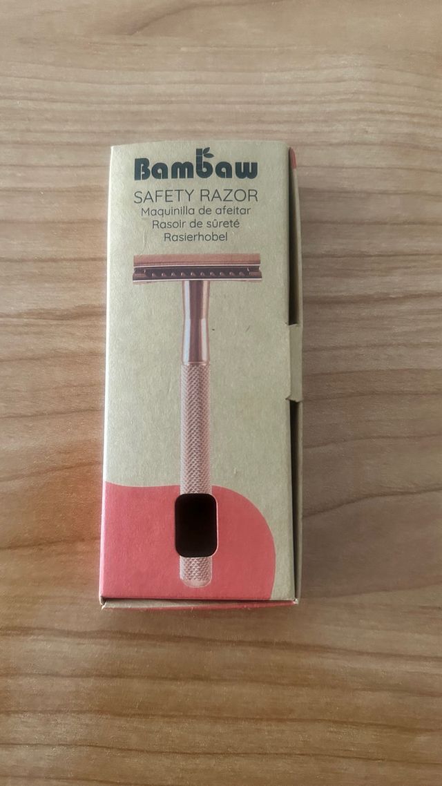 Maquinilla afeitar dorada