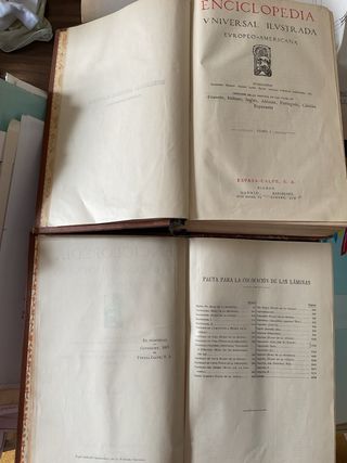 Librería madera con libros antiguos