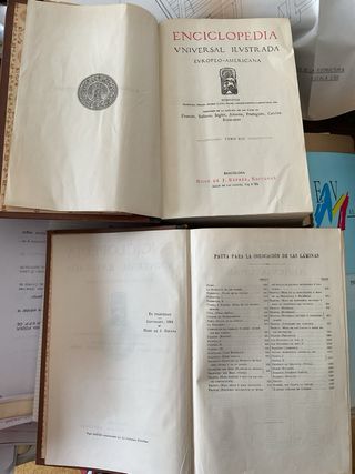 Librería madera con libros antiguos