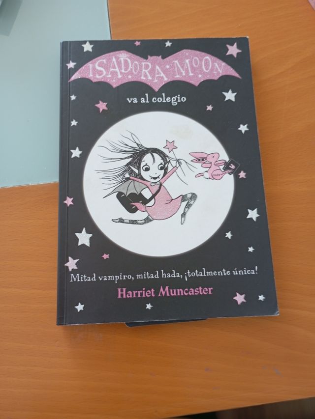 Isadora Moon va al colegio / Isadora Moon Goes ...
