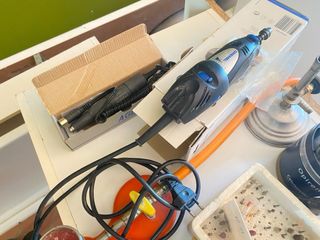 Maquinaria y material de prótesis dental.