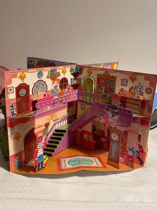 Casa de muñecas de papel en formalibro desplegable