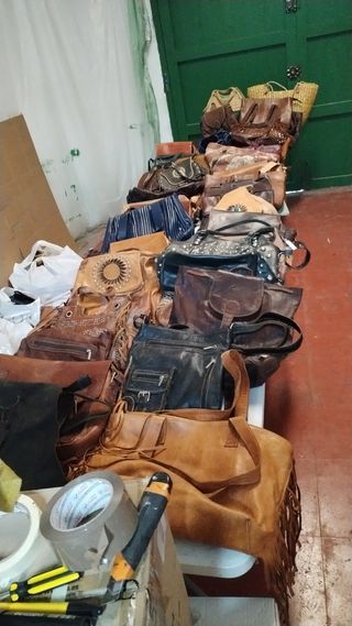 Bolsos piel marrón y negro son 50 piezas 