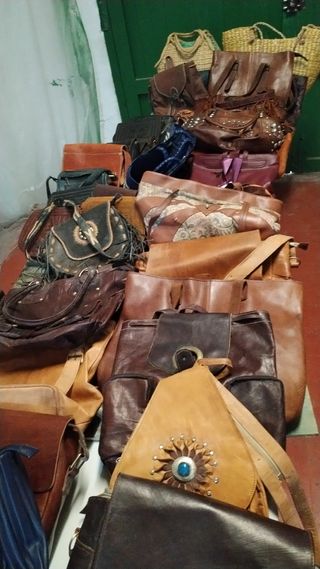 Bolsos piel marrón y negro son 50 piezas 