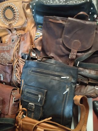 Bolsos piel marrón y negro son 50 piezas 