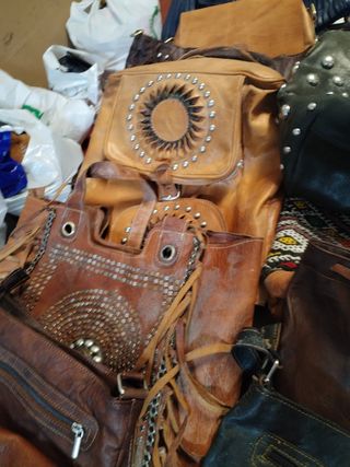 Bolsos piel marrón y negro son 50 piezas 