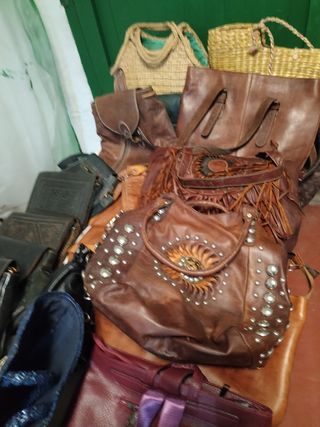 Bolsos piel marrón y negro son 50 piezas 