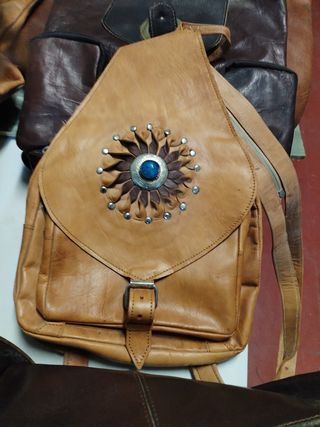Bolsos piel marrón y negro son 50 piezas 