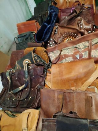 Bolsos piel marrón y negro son 50 piezas 
