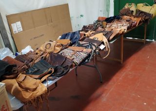 Bolsos piel marrón y negro son 50 piezas 