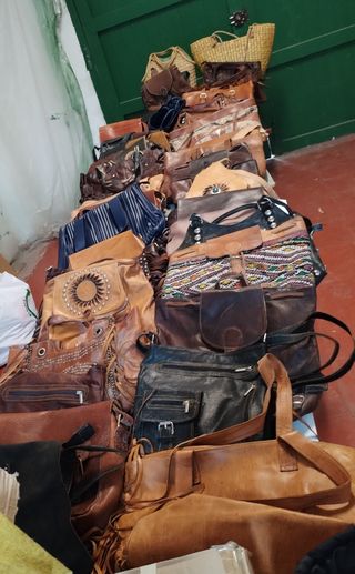 Bolsos piel marrón y negro son 50 piezas 