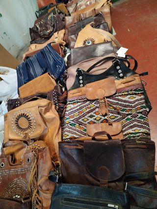 Bolsos piel marrón y negro son 50 piezas 