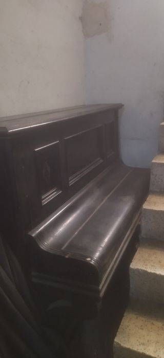 Piano de madera, pedales ,teclas de marfil, bueno