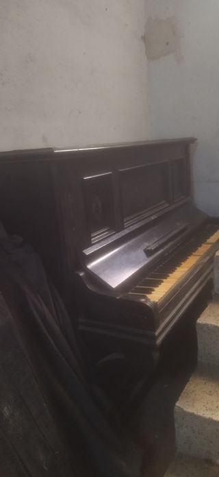 Piano de madera, pedales ,teclas de marfil, bueno