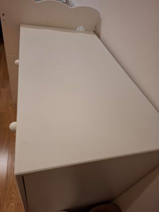 Cómoda bebé blanca